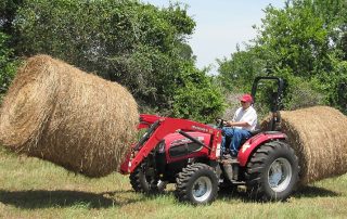 Mahindra_4035_hay-bales_779px.jpg